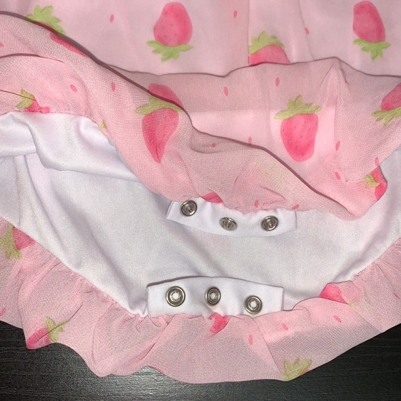 Strawberry bows romper - Picture 2 of 3
